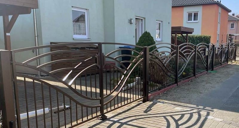 Moderne Tore und Zaune aus Polen